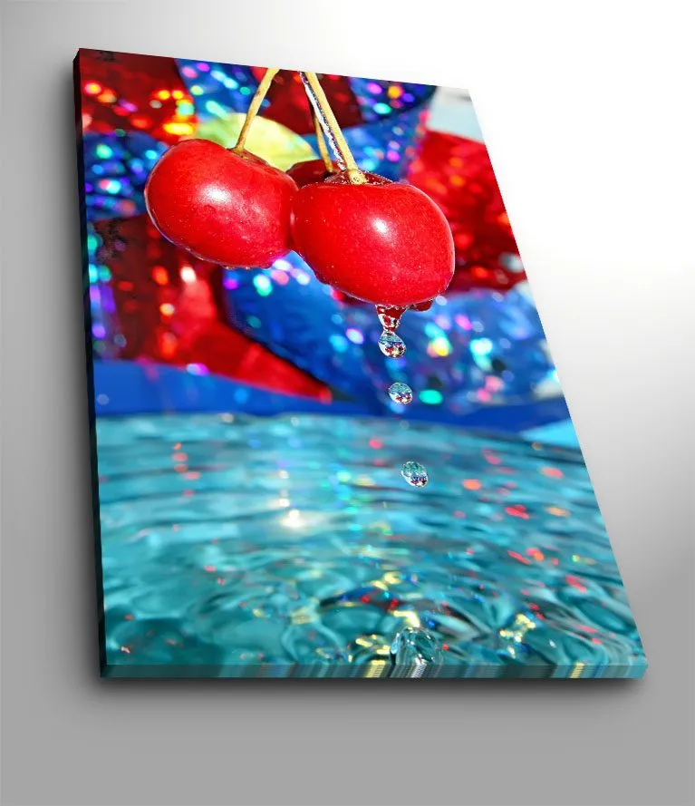 Canvastavla 70x100 cm - Två röda körsbär hänger över en vattenyta med droppar som faller ner - Röd / Blå / Turkos - Inredning & dekor - Tavlor & konst - Canvastavla