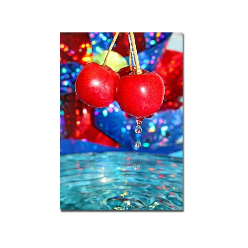 Canvastavla 70x100 cm - Två röda körsbär hänger över en vattenyta med droppar som faller ner - Röd / Blå / Turkos - Inredning & dekor - Tavlor & konst - Canvastavla