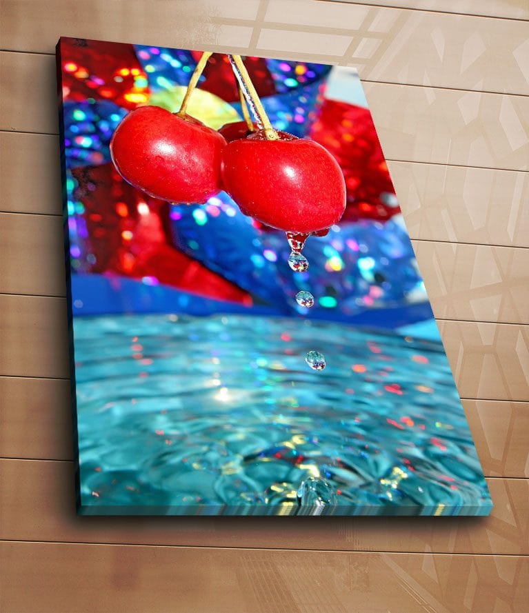 Canvastavla 70x100 cm - Två röda körsbär hänger över en vattenyta med droppar som faller ner - Röd / Blå / Turkos - Inredning & dekor - Tavlor & konst - Canvastavla