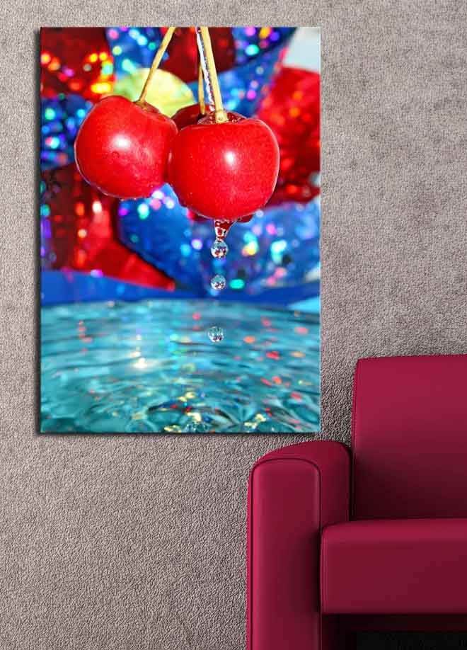 Canvastavla 70x100 cm - Två röda körsbär hänger över en vattenyta med droppar som faller ner - Röd / Blå / Turkos - Inredning & dekor - Tavlor & konst - Canvastavla