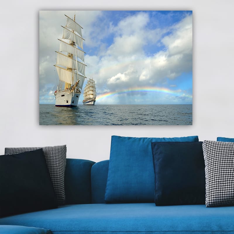 Canvastavla 70x100 cm - Två segelbåtar som navigerar genom ett lugnt hav under en blå himmel med moln och en regnbåge - Vit / Blå / Grå - Inredning & dekor - Tavlor & konst - Canvastavla