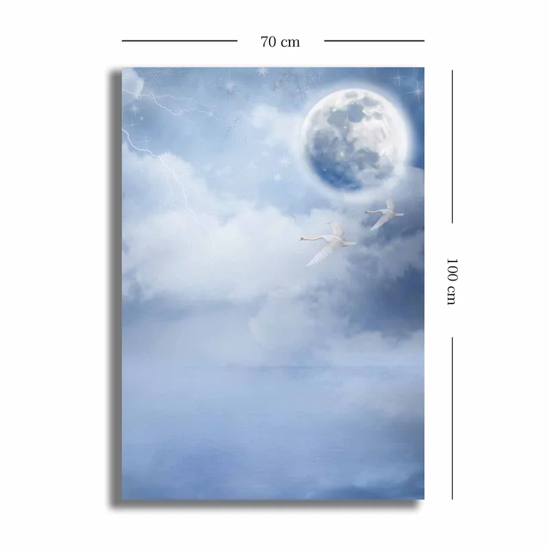 Canvastavla 70x100 cm - Två svanar som flyger under en stor måne i en drömlik, molnig himmel - Ljusblå / Vit / Mörkblå - Inredning & dekor - Tavlor & konst - Canvastavla