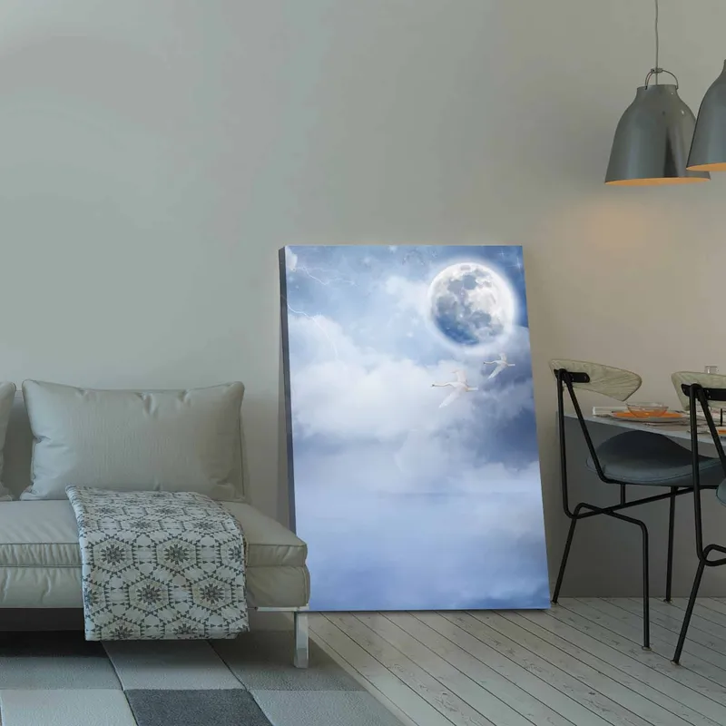 Canvastavla 70x100 cm - Två svanar som flyger under en stor måne i en drömlik, molnig himmel - Ljusblå / Vit / Mörkblå - Inredning & dekor - Tavlor & konst - Canvastavla