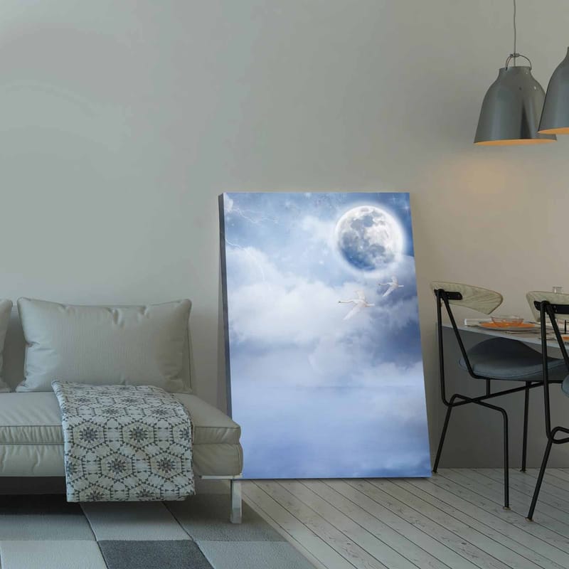 Canvastavla 70x100 cm - Två svanar som flyger under en stor måne i en drömlik, molnig himmel - Ljusblå / Vit / Mörkblå - Inredning & dekor - Tavlor & konst - Canvastavla