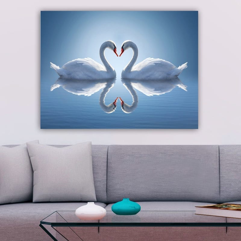 Canvastavla 70x100 cm - Två svanar som formar ett hjärta med sina halsar i en spegelbild på vattnet - Vit / Röd / Blå - Inredning & dekor - Tavlor & konst - Canvastavla
