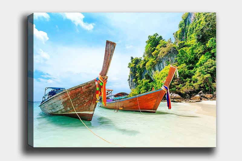 Canvastavla 70x100 cm - Två traditionella thailändska långbåtar vid en strand med klippor och grönskande vegetation i bakgrunden - Brun / Grön / Blå - Inredning & dekor - Tavlor & konst - Canvastavla