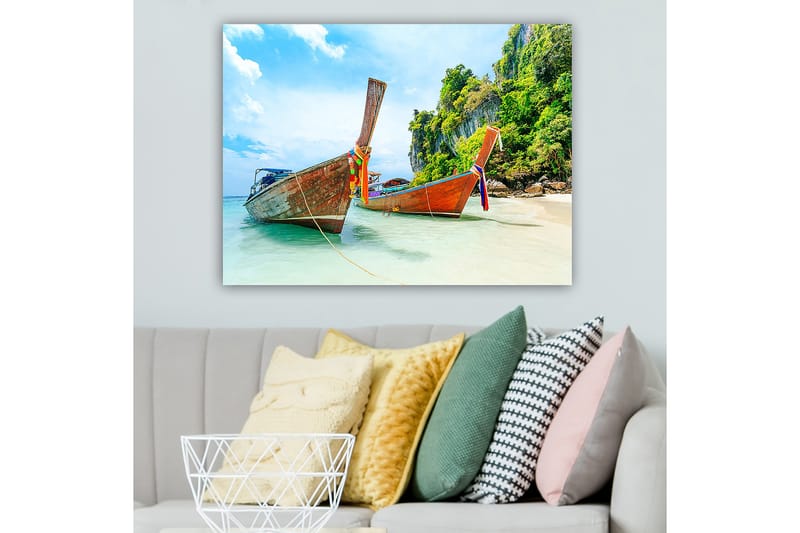 Canvastavla 70x100 cm - Två traditionella thailändska långbåtar vid en strand med klippor och grönskande vegetation i bakgrunden - Brun / Grön / Blå - Inredning & dekor - Tavlor & konst - Canvastavla