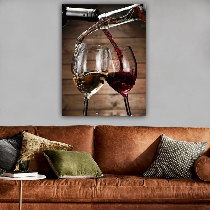 Canvastavla 70x100 cm - Två vinglas som skålar med vitt och rödvin som hälls i dem - Guld / Röd - Inredning & dekor - Tavlor & konst - Canvastavla