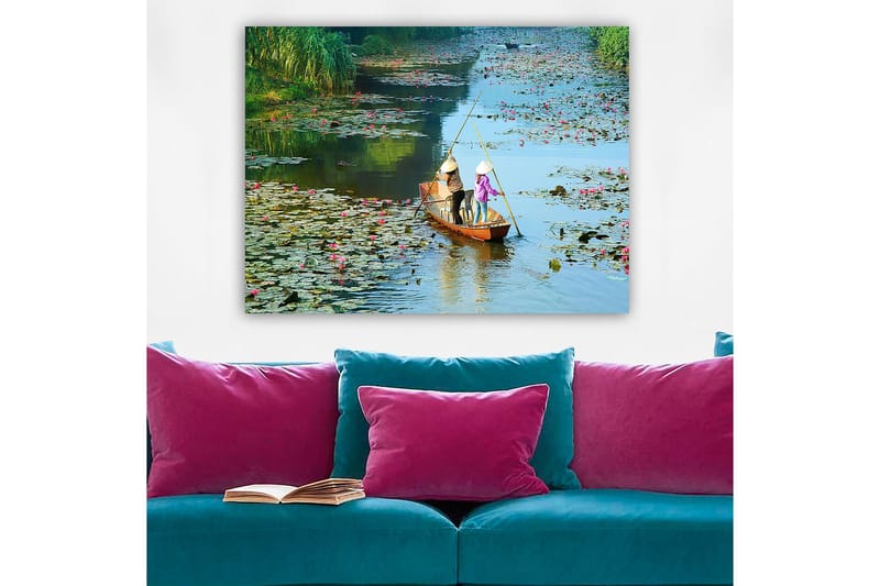 Canvastavla 70x100 cm - Två personer som paddlar en båt genom en sjö med vattenliljor och blommor - Grön / Rosa / Blå - Inredning & dekor - Tavlor & konst - Canvastavla