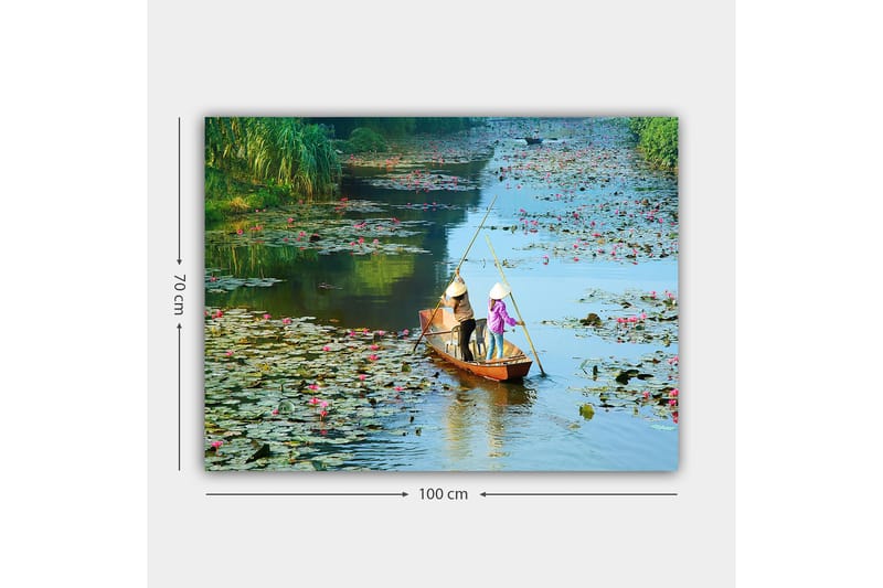 Canvastavla 70x100 cm - Två personer som paddlar en båt genom en sjö med vattenliljor och blommor - Grön / Rosa / Blå - Inredning & dekor - Tavlor & konst - Canvastavla