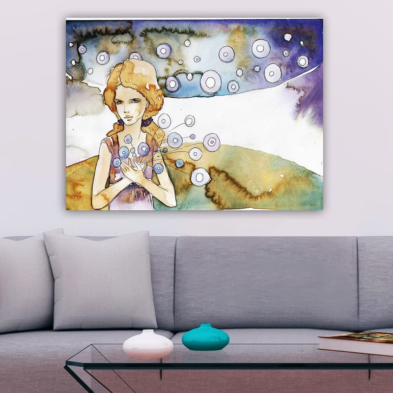 Canvastavla 70x100 cm - Ung kvinna som håller i en bukett med cirkulära blommor i en drömlik landskapsscen - Ljusblå / Beige / Lila - Inredning & dekor - Tavlor & konst - Canvastavla