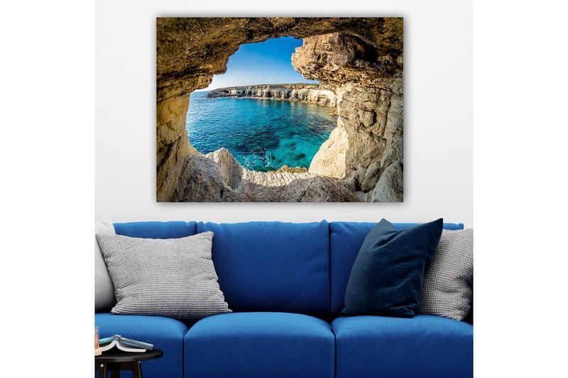 Canvastavla 70x100 cm - Utsikt genom en klippöppning mot en klarblå havsstrand - Blå / Beige / Vit - Inredning & dekor - Tavlor & konst - Canvastavla