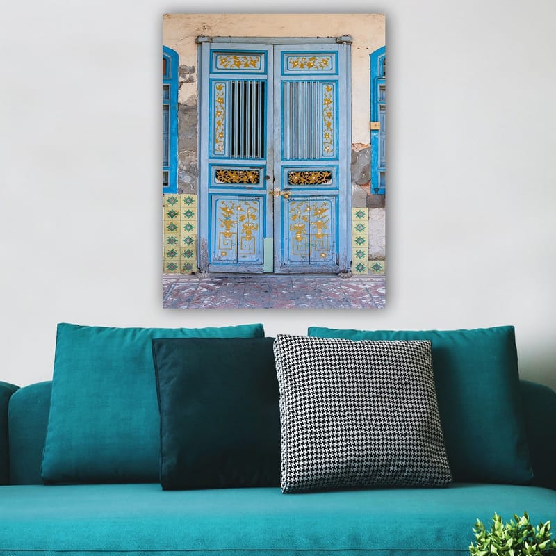 Canvastavla 70x100 cm - Vacker blå dörr med detaljer i guld och dekorativa mönster - Blå / Guld - Inredning & dekor - Tavlor & konst - Canvastavla