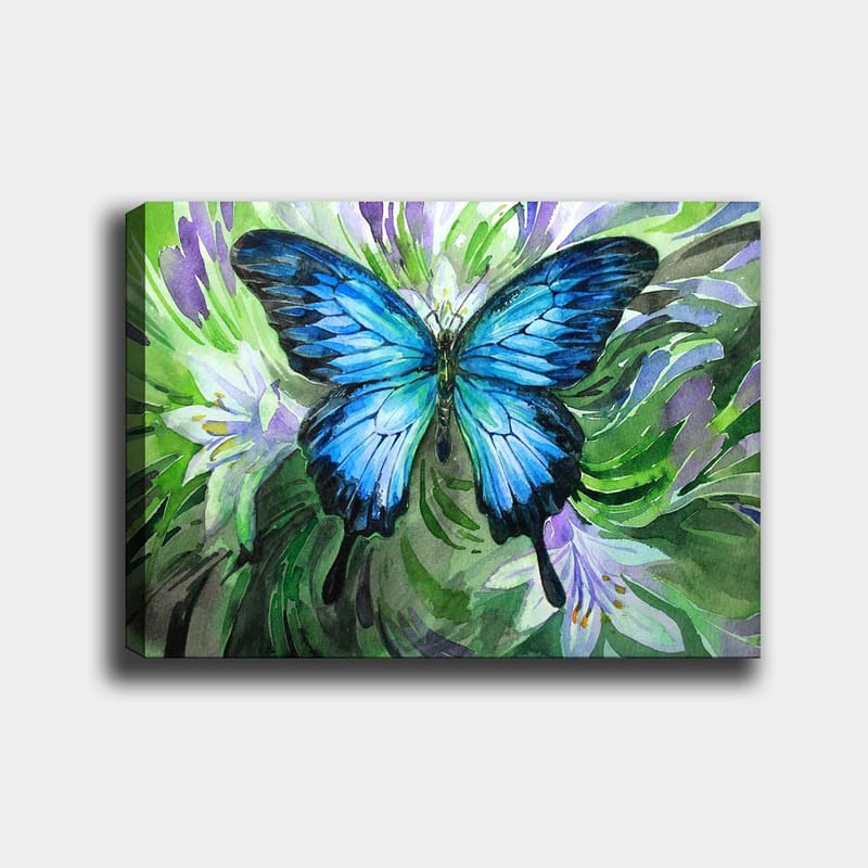 Canvastavla 70x100 cm - Vacker blå fjäril som svävar över gröna och lila växter - Blå / Grön / Lila - Inredning & dekor - Tavlor & konst - Canvastavla