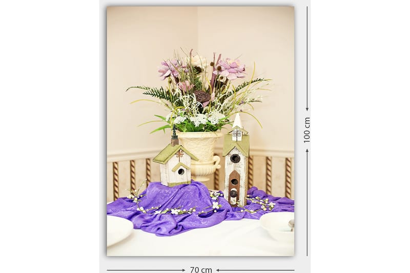 Canvastavla 70x100 cm - Vacker blomsterarrangemang i en kruka med två fågelhus på en lila duk - Lila / Grön / Vit - Inredning & dekor - Tavlor & konst - Canvastavla