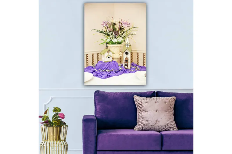 Canvastavla 70x100 cm - Vacker blomsterarrangemang i en kruka med två fågelhus på en lila duk - Lila / Grön / Vit - Inredning & dekor - Tavlor & konst - Canvastavla