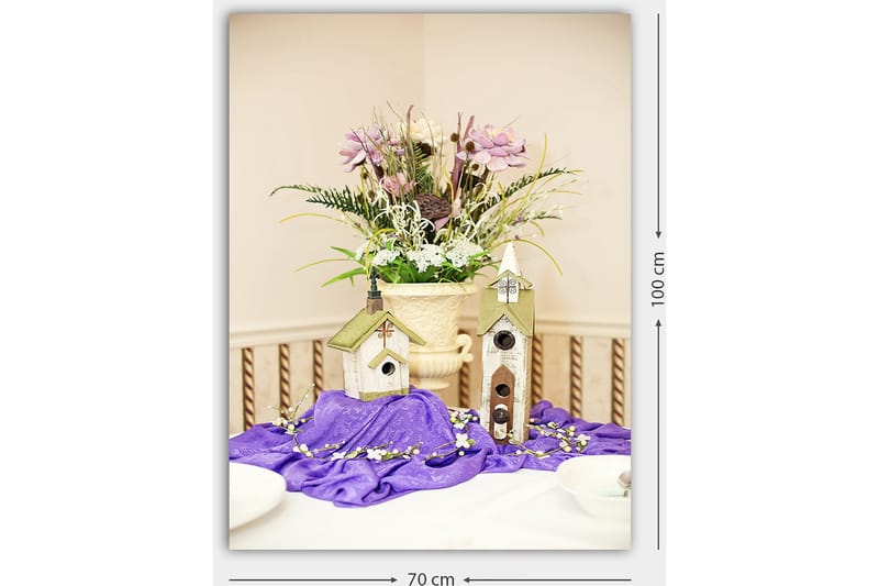 Canvastavla 70x100 cm - Vacker blomsterarrangemang i en kruka med två fågelhus på en lila duk - Lila / Grön / Vit - Inredning & dekor - Tavlor & konst - Canvastavla