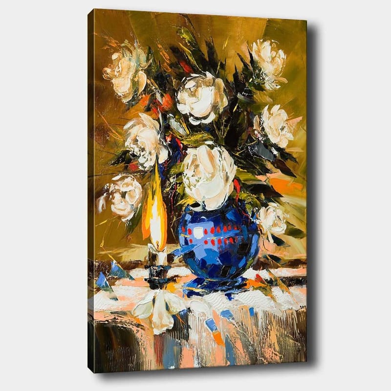 Canvastavla 70x100 cm - Vacker blomsterbukett i en blå vas med en tänd lampa som skapar en varm atmosfär, Vit / Blå / Grön