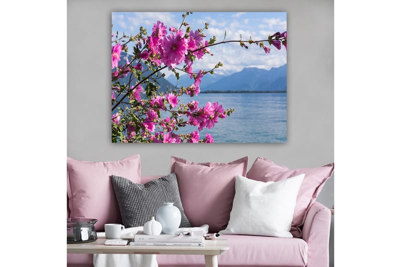 Canvastavla 70x100 cm - Vacker blomstergrupp som sträcker sig över en sjö med berg i bakgrunden - Rosa / Grön - Inredning & dekor - Tavlor & konst - Canvastavla