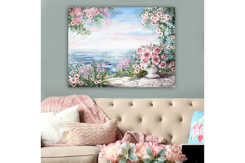 Canvastavla 70x100 cm - Vacker blomsterrabatt med en stor vas fylld med rosor, som står vid en havsutsikt under en klar himmel - Rosa / Grönt / Blått - Inredning & dekor - Tavlor & konst - Canvastavla