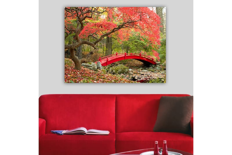 Canvastavla 70x100 cm - Vacker bro i röd färg omgiven av höstfärgade träd och löv - Röd / Grön / Brun - Inredning & dekor - Tavlor & konst - Canvastavla