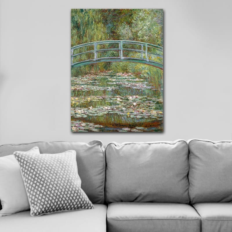 Canvastavla 70x100 cm - Vacker bro över en damm med näckrosor i en grönskande omgivning - Grön / Blå / Vit - Inredning & dekor - Tavlor & konst - Canvastavla