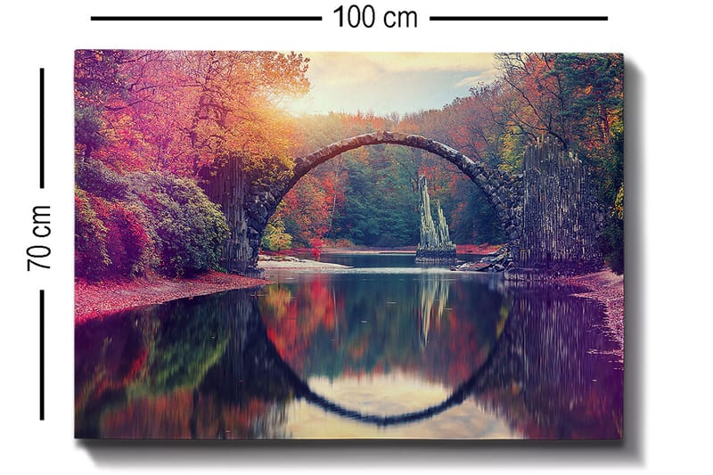 Canvastavla 70x100 cm - Vacker bro som speglas i en stilla sjö omgiven av färgglada höstträd - Röd / Grön / Orange - Inredning & dekor - Tavlor & konst - Canvastavla