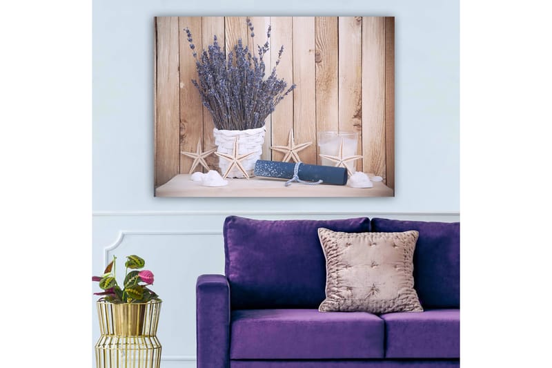 Canvastavla 70x100 cm - Vacker bukett av lavendel i en vit korg, omgiven av strandmotiv och ljusa detaljer, Lila / Vit / Beige