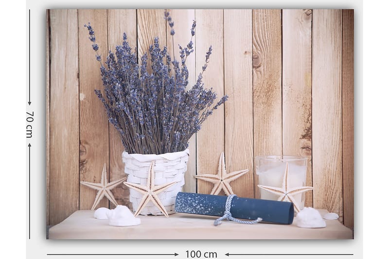 Canvastavla 70x100 cm - Vacker bukett av lavendel i en vit korg, omgiven av strandmotiv och ljusa detaljer - Lila / Vit / Beige - Inredning & dekor - Tavlor & konst - Canvastavla