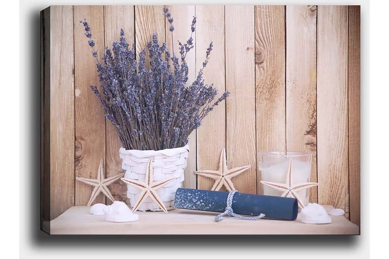 Canvastavla 70x100 cm - Vacker bukett av lavendel i en vit korg, omgiven av strandmotiv och ljusa detaljer - Lila / Vit / Beige - Inredning & dekor - Tavlor & konst - Canvastavla