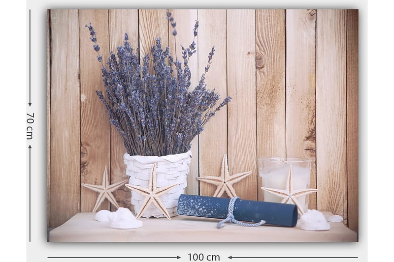 Canvastavla 70x100 cm - Vacker bukett av lavendel i en vit korg, omgiven av strandmotiv och ljusa detaljer - Lila / Vit / Beige - Inredning & dekor - Tavlor & konst - Canvastavla