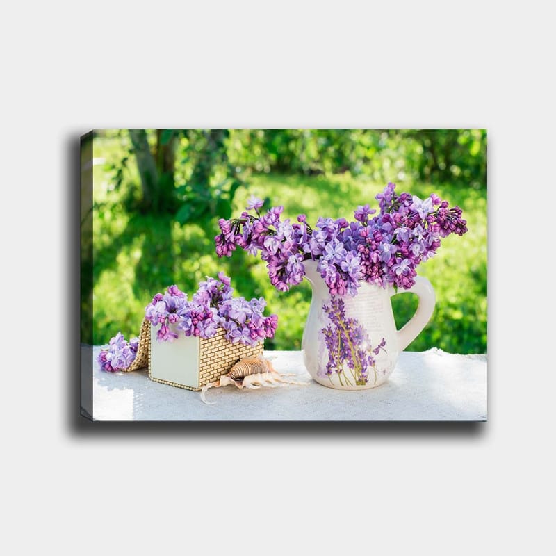 Canvastavla 70x100 cm - Vacker bukett av lila blommor i en kruka och en korg, Lila / Vit / Grön