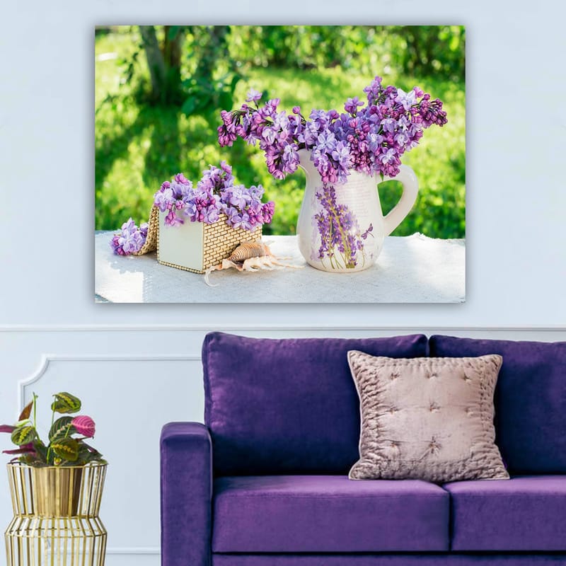 Canvastavla 70x100 cm - Vacker bukett av lila blommor i en kruka och en korg - Lila / Vit / Grön - Inredning & dekor - Tavlor & konst - Canvastavla