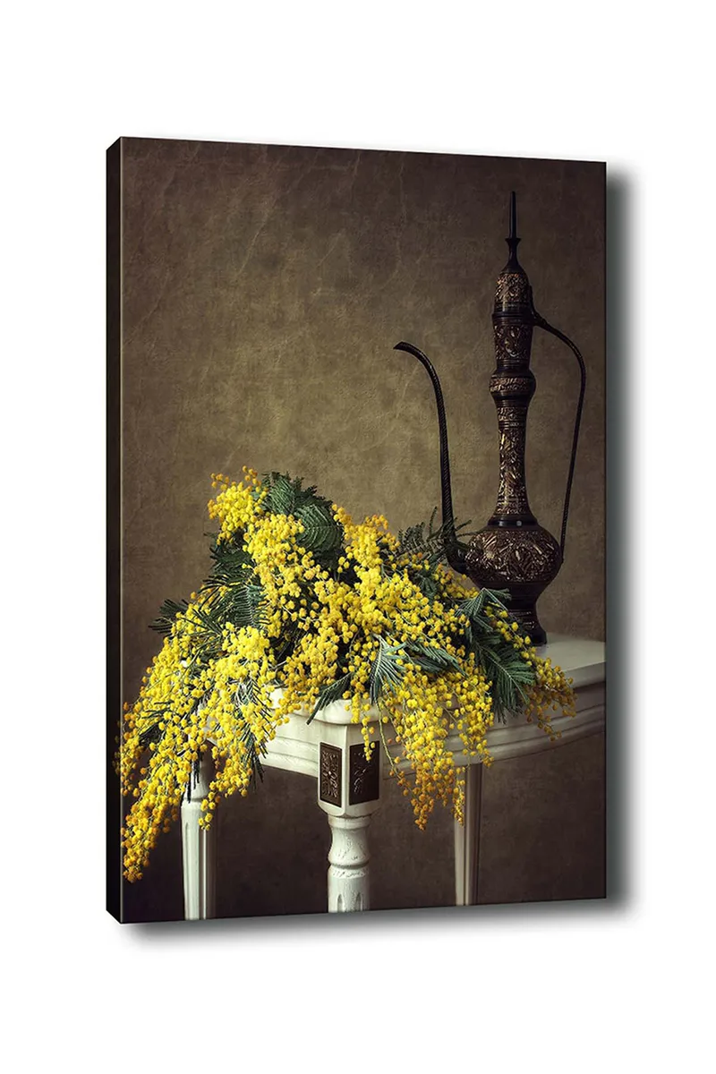 Canvastavla 70x100 cm - Vacker bukett av mimosa blommor i gult, placerad på ett bord bredvid en elegant, mörkbrun kanna, Gult / Mörkgrönt / Brunt
