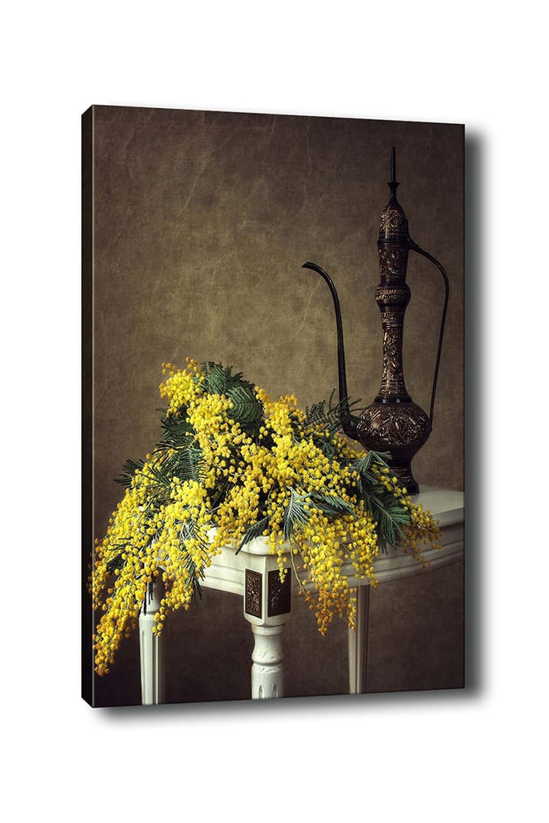 Canvastavla 70x100 cm - Vacker bukett av mimosa blommor i gult, placerad på ett bord bredvid en elegant, mörkbrun kanna, Gult / Mörkgrönt / Brunt