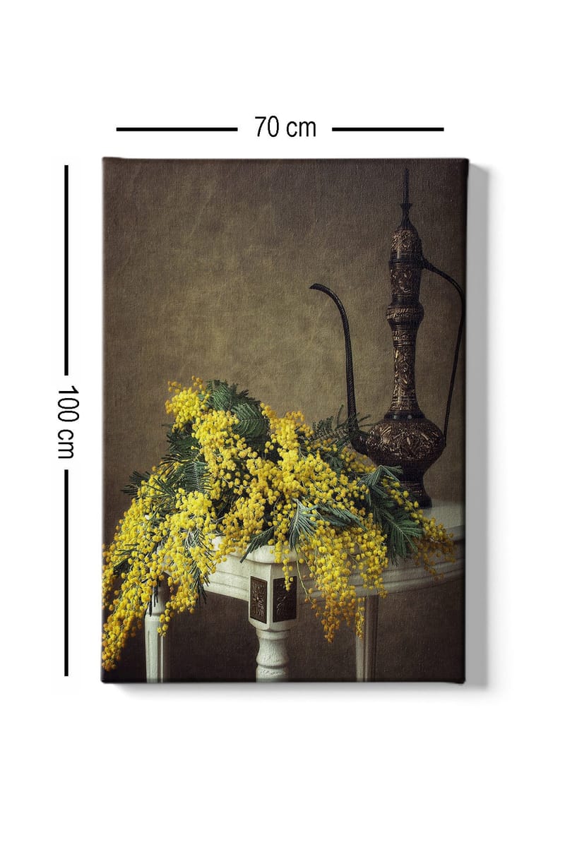 Canvastavla 70x100 cm - Vacker bukett av mimosa blommor i gult, placerad på ett bord bredvid en elegant, mörkbrun kanna - Gult / Mörkgrönt / Brunt - Inredning & dekor - Tavlor & konst - Canvastavla