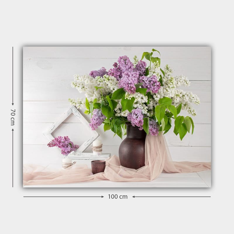 Canvastavla 70x100 cm - Vacker bukett av syrener i en brun vas, omgiven av gröna blad och dekorationer - Lila / Vit / Grön - Inredning & dekor - Tavlor & konst - Canvastavla