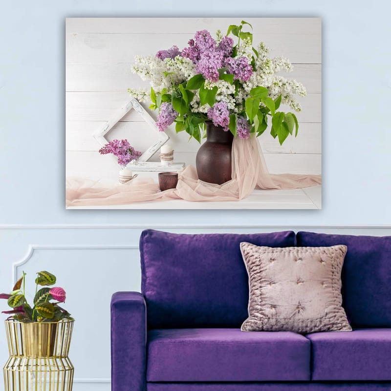 Canvastavla 70x100 cm - Vacker bukett av syrener i en brun vas, omgiven av gröna blad och dekorationer - Lila / Vit / Grön - Inredning & dekor - Tavlor & konst - Canvastavla