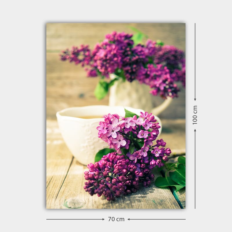 Canvastavla 70x100 cm - Vacker bukett av syrener i en vit kanna med en kopp i förgrunden - Lila / Grön / Vit - Inredning & dekor - Tavlor & konst - Canvastavla