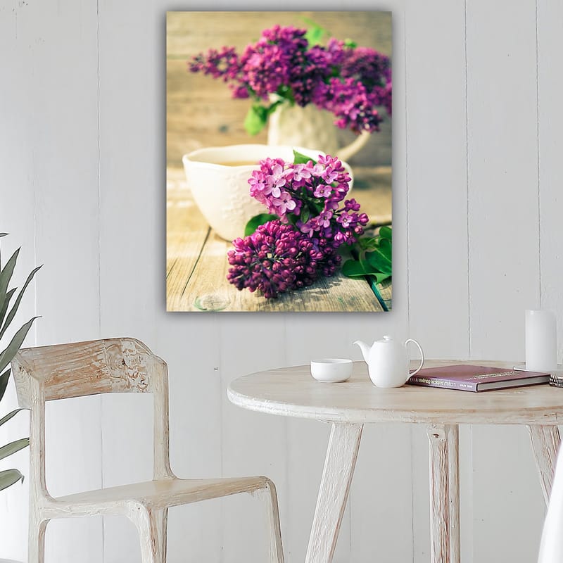 Canvastavla 70x100 cm - Vacker bukett av syrener i en vit kanna med en kopp i förgrunden - Lila / Grön / Vit - Inredning & dekor - Tavlor & konst - Canvastavla