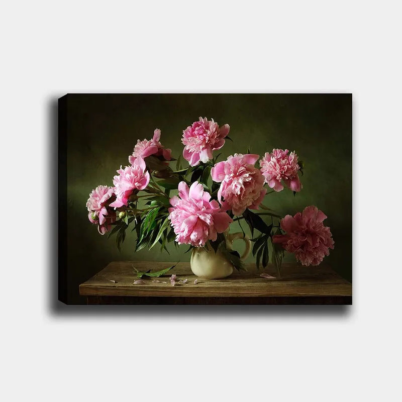 Canvastavla 70x100 cm - Vacker bukett av pioner i en kruka som står på ett bord, Rosa / Grön
