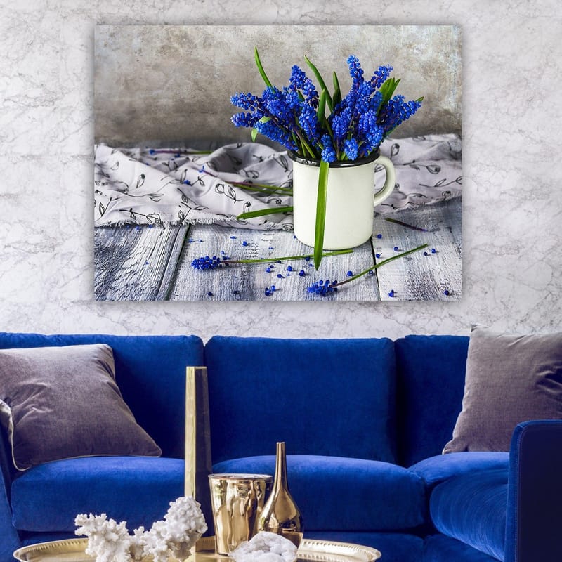Canvastavla 70x100 cm - Vacker bukett med blå hyacinter i en vit kopp - Blå / Grön - Inredning & dekor - Tavlor & konst - Canvastavla
