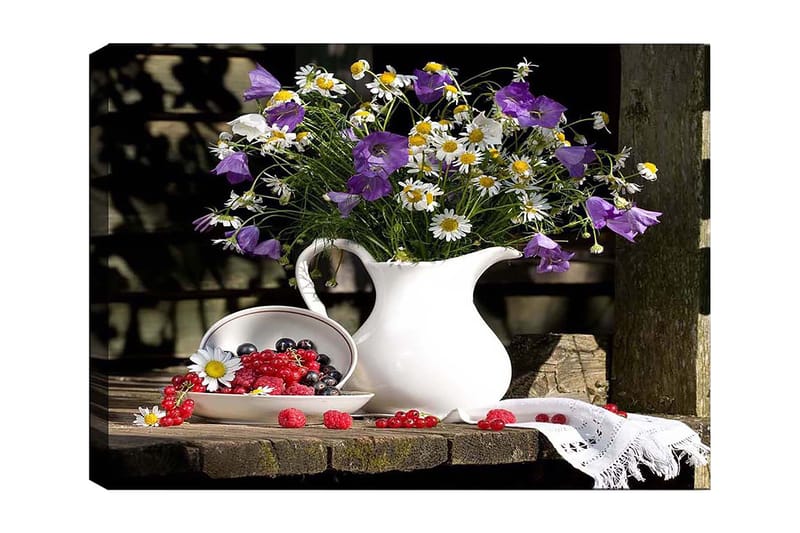 Canvastavla 70x100 cm - Vacker bukett med blommor i en vit kanna, omgiven av färska bär på en träyta - Lila / Vit / Grön - Inredning & dekor - Tavlor & konst - Canvastavla