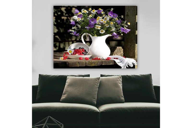Canvastavla 70x100 cm - Vacker bukett med blommor i en vit kanna, omgiven av färska bär på en träyta - Lila / Vit / Grön - Inredning & dekor - Tavlor & konst - Canvastavla