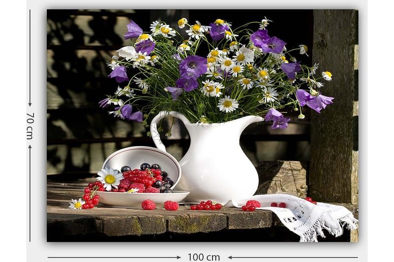 Canvastavla 70x100 cm - Vacker bukett med blommor i en vit kanna, omgiven av färska bär på en träyta - Lila / Vit / Grön - Inredning & dekor - Tavlor & konst - Canvastavla