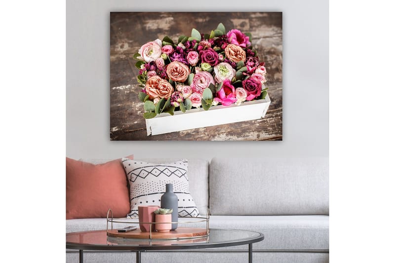 Canvastavla 70x100 cm - Vacker bukett med färgglada blommor i en vit låda - Rosa / Lila / Grön - Inredning & dekor - Tavlor & konst - Canvastavla