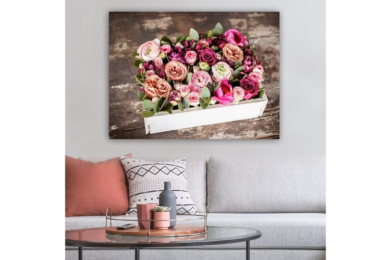 Canvastavla 70x100 cm - Vacker bukett med färgglada blommor i en vit låda - Rosa / Lila / Grön - Inredning & dekor - Tavlor & konst - Canvastavla