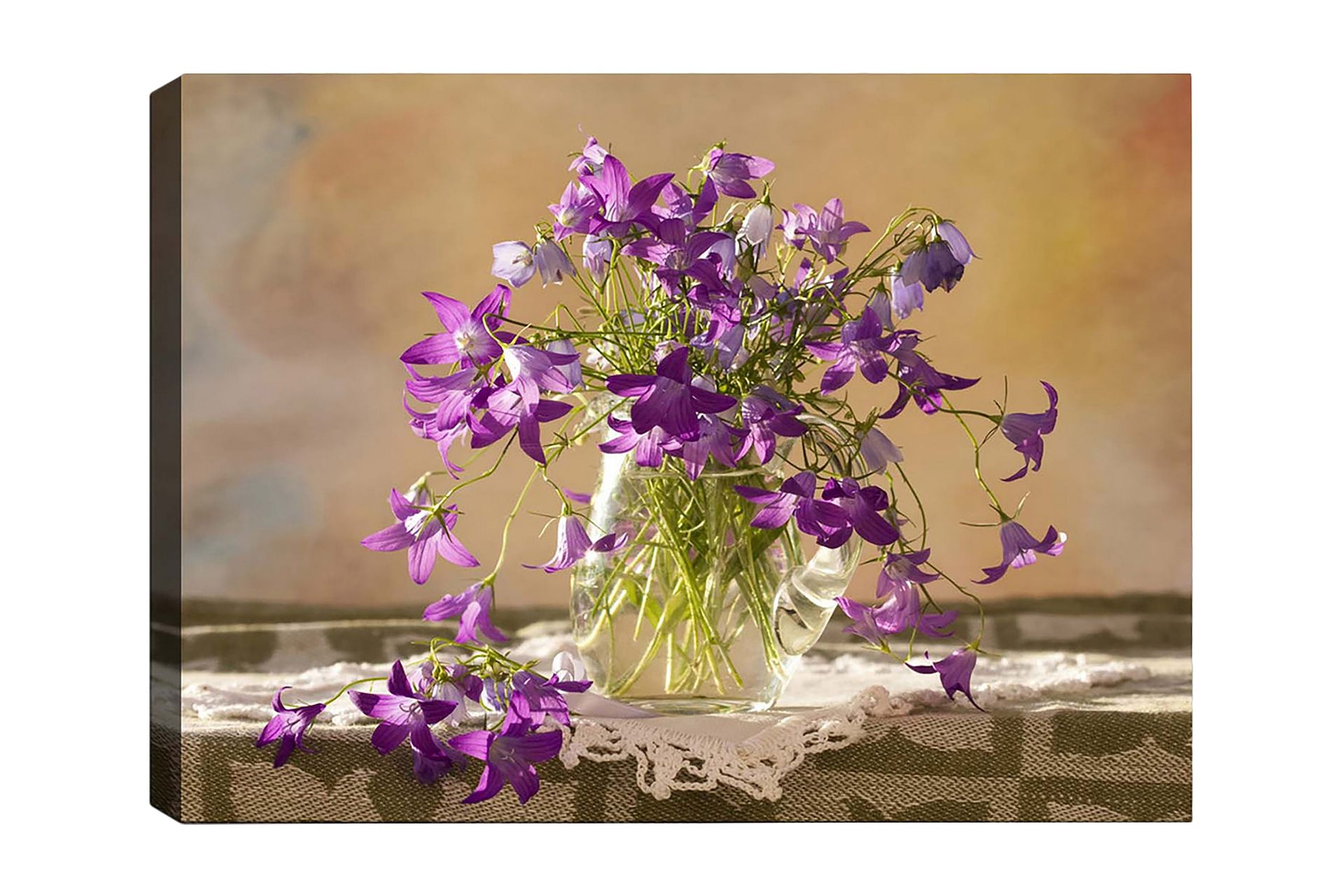 Canvastavla 70x100 cm - Vacker bukett med lila blommor i en glasvas ...