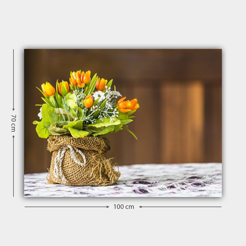 Canvastavla 70x100 cm - Vacker bukett med orange tulpaner och gröna blad i en jutevävskorg - Orange / Grön / Vit - Inredning & dekor - Tavlor & konst - Canvastavla