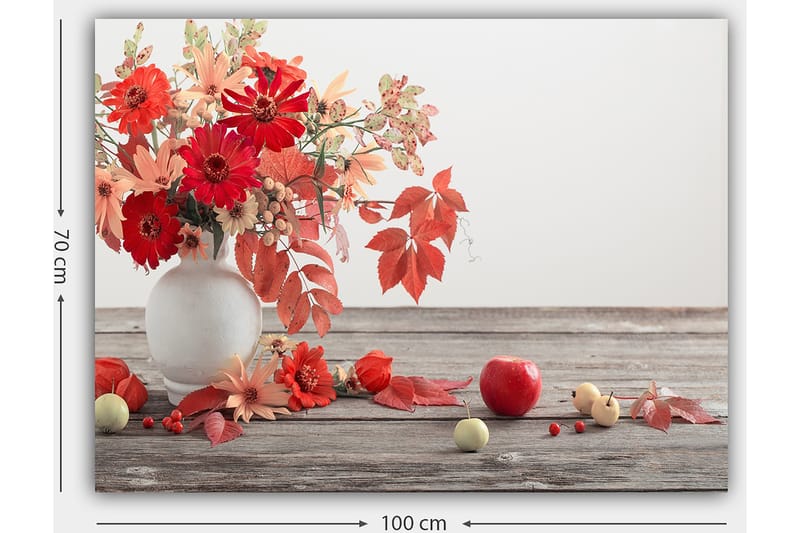 Canvastavla 70x100 cm - Vacker bukett med röda och orange blommor i en vit vas, omgiven av höstlöv och frukter - Röd / Orange / Grön - Inredning & dekor - Tavlor & konst - Canvastavla